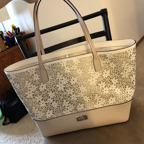 🎊MUST GO🎊 Kate spade purse - Picture 1 of 8